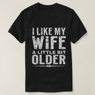 Camiseta Me gusta que mi esposa sea un poco mayor dicho div