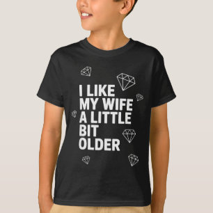 Camiseta Me gusta que mi esposa sea un poco mayor dicho div