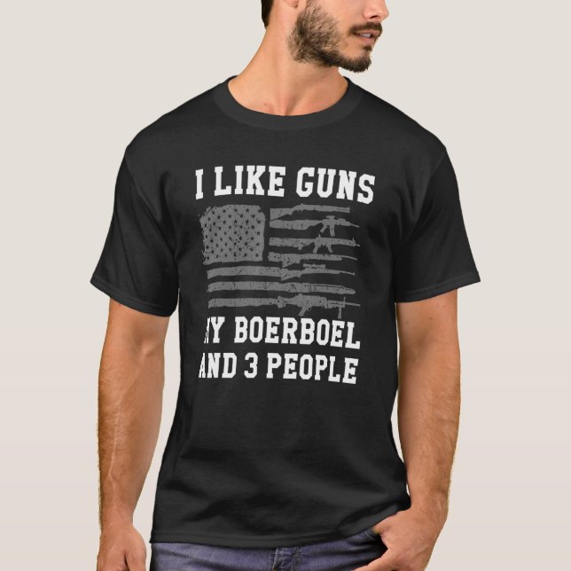Camiseta Me Gustan Las Armas Mi Boerboel Y Tres Personas (Anverso)