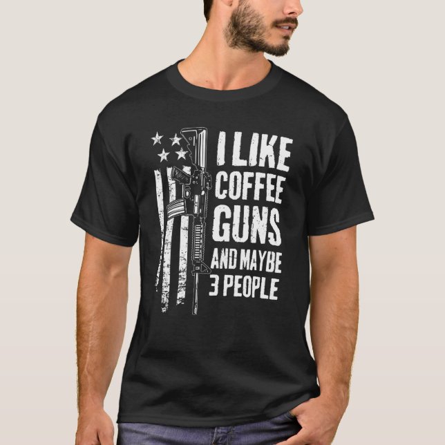 Camiseta Me Gustan Las Pistolas De Café Y Tal Vez 3 Persona (Anverso)