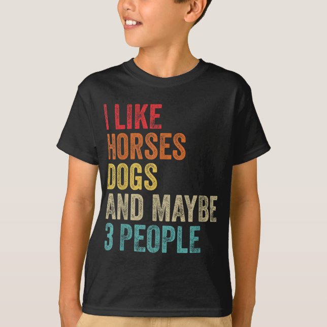 Camiseta Me Gustan Los Perros De Caballo Y Tal Vez 3 Person (Anverso)