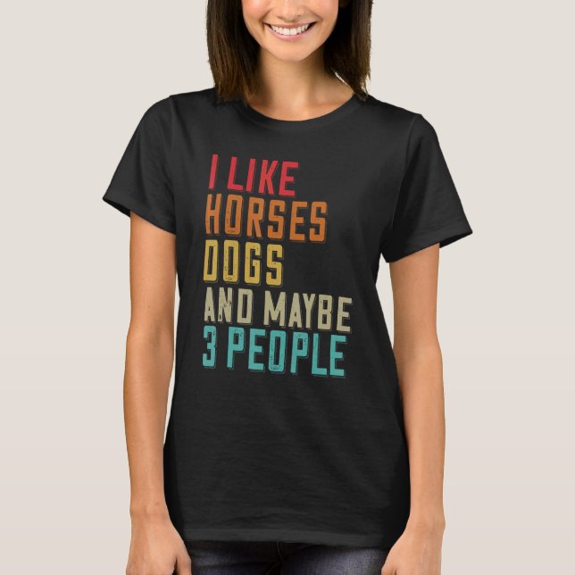 Camiseta Me Gustan Los Perros De Caballo Y Tal Vez 3 Person (Anverso)