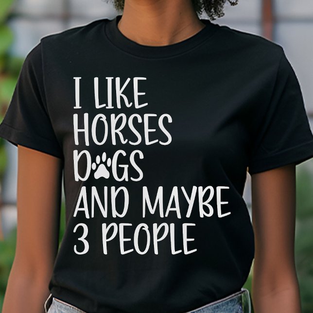 Camiseta Me Gustan Los Perros De Caballos Y Quizá 3 Persona (Subido por el creador)