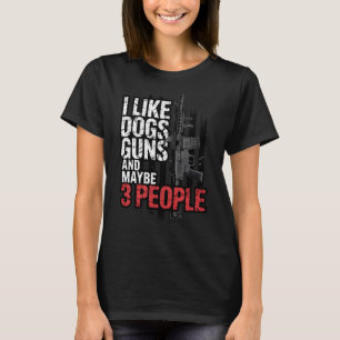 Camiseta Me gustan los perros, las armas y quizás 3 persona