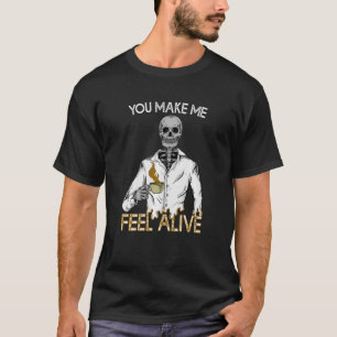 Camiseta Me haces sentir viva mientras bebes esqueleto en H