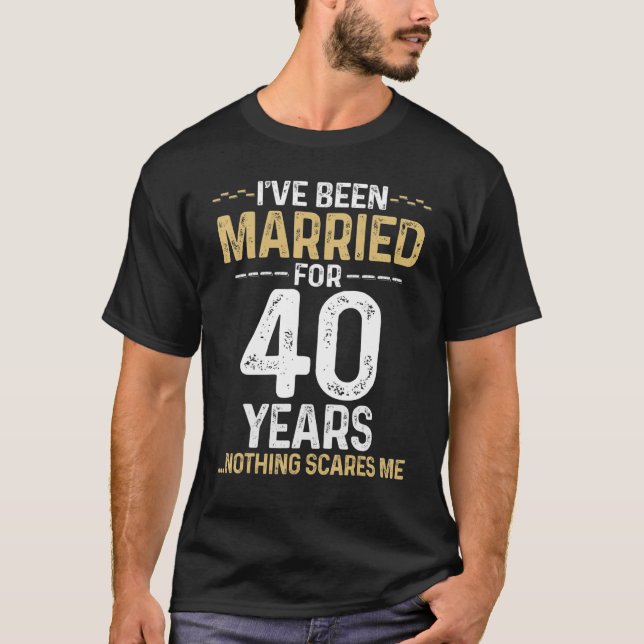 Camiseta Me he casado 40 años, nada me asusta. (Anverso)