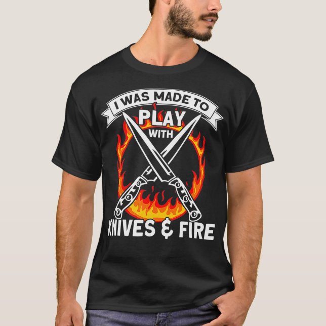 Camiseta Me Hicieron Jugar Con Cuchillos Y Fuego, Cocina. (Anverso)