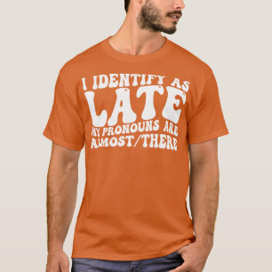 Camiseta me identifico como tarde mis pronombres casi están