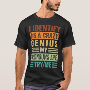 Camiseta Me Identifico Como Un Genio Loco Mis Pronouns Son
