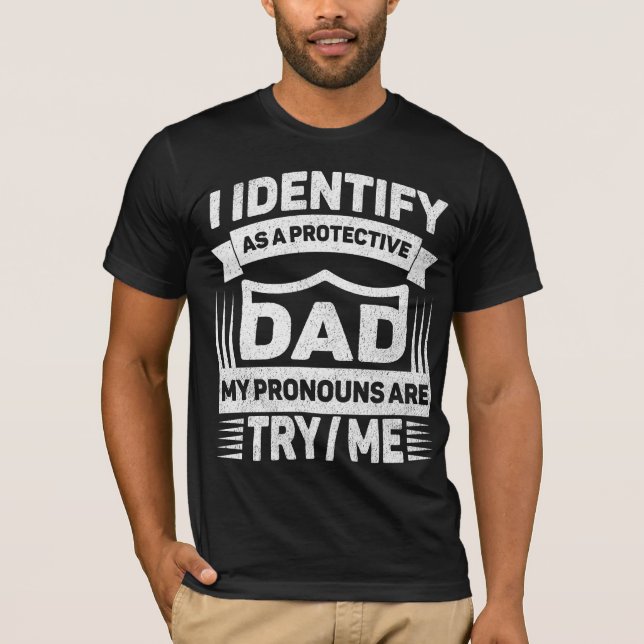 Camiseta Me Identifico Como Un Padre Protector Mis Pronombr (Anverso)