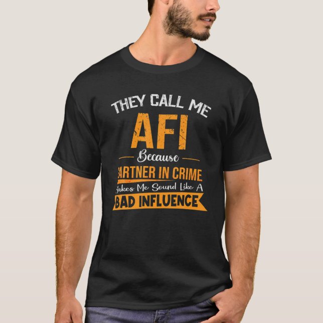 Camiseta Me Llaman AFI Porque Socio En Crimen Es Divertido. (Anverso)