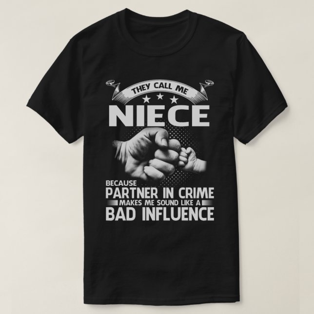 Camiseta Me Llaman NIECE Porque Es Un Socio En El Crimen (Diseño del anverso)