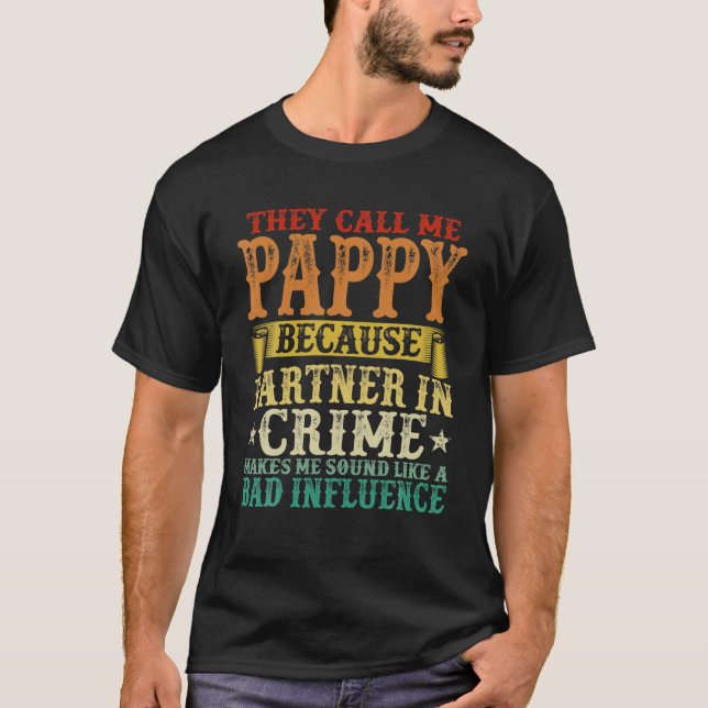 Camiseta Me Llaman Pappy Porque Mi Compañera De Crimen Es P (Anverso)