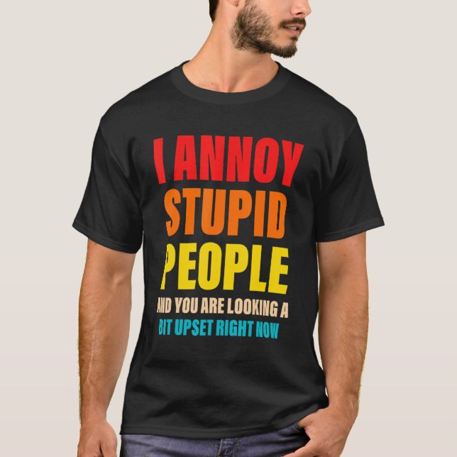 Camiseta Me Molesto La Gente Estúpida Y Estás Buscando Un P (Anverso)