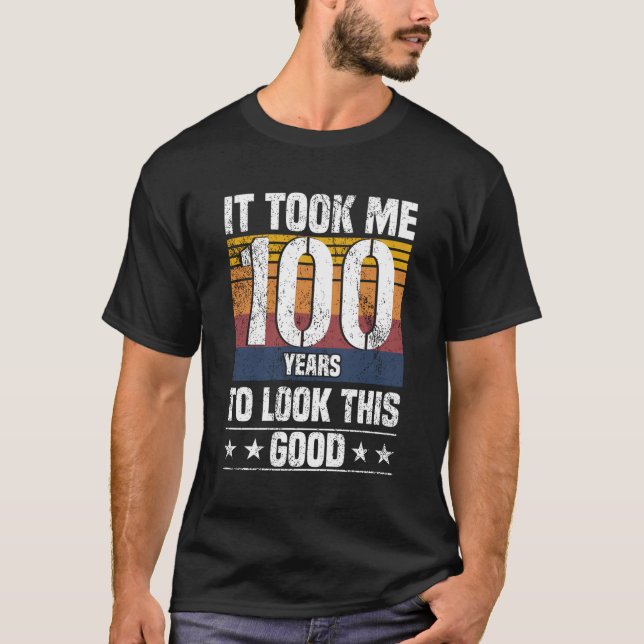 Camiseta Me Tomó 100 Años Mirar A Este Buen Gracioso 100 Y (Anverso)