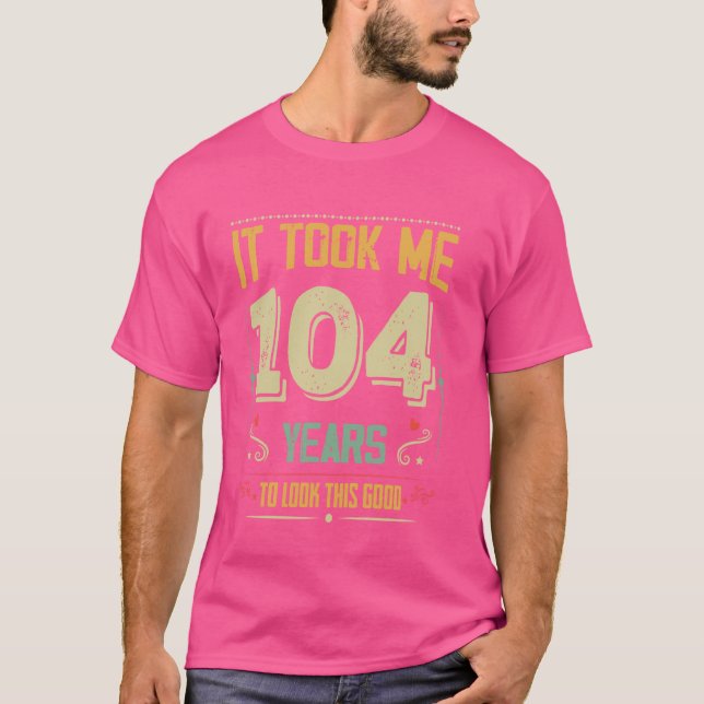 Camiseta Me Tomó 104 Años Mirar Este Buen Nacimiento 104 (Anverso)