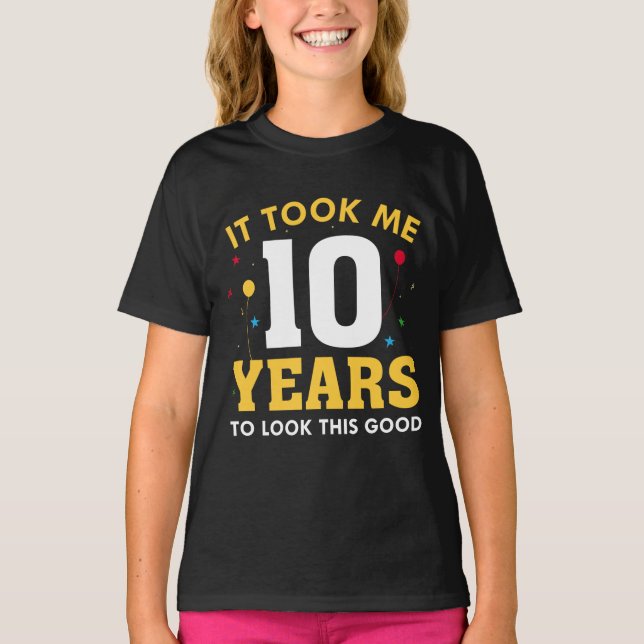 Camiseta Me Tomó 10 Años Mirar Esto Bien (Anverso)