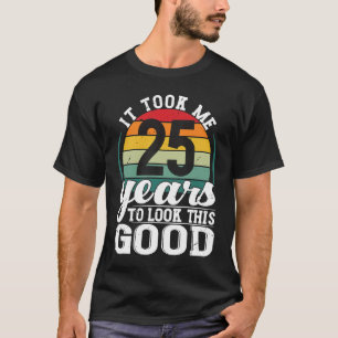 Camiseta Me Tomó 25 Años Mirar A Este Buen Niño De 25 Años.