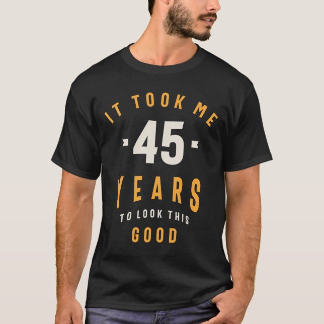 Camiseta Me Tomó 45 Años Mirar Bien - 45 Años (Anverso)