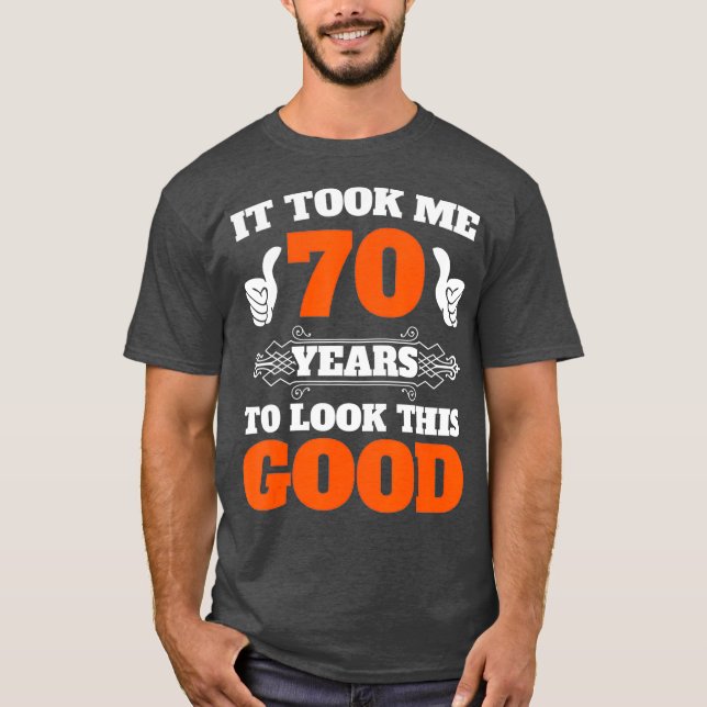 Camiseta Me Tomó 70 Años Mirar Este Buen 70 (Anverso)