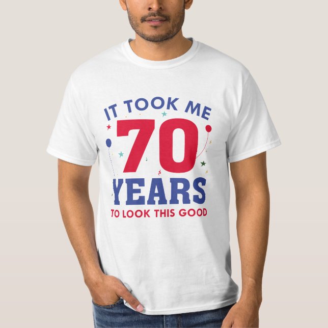 Camiseta Me Tomó 70 Años Mirar Esto Bien (Anverso)