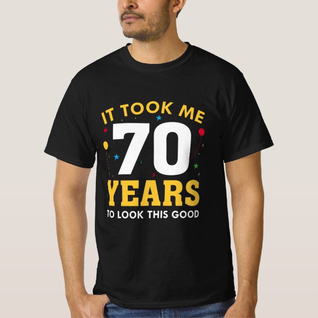 Camiseta Me Tomó 70 Años Mirar Esto Bien (Anverso)