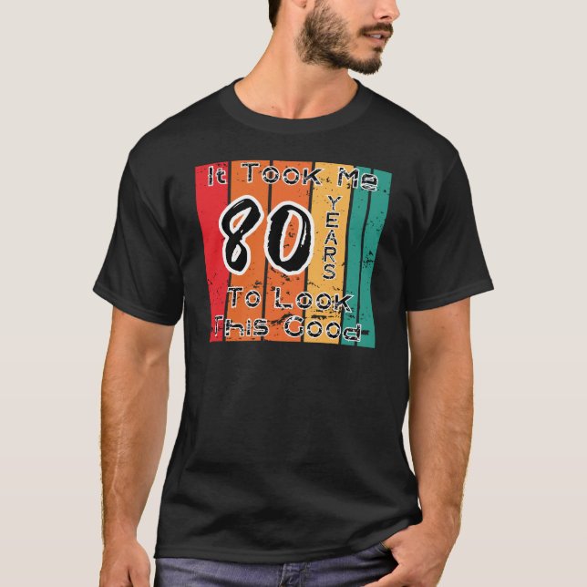Camiseta Me Tomó 80 Años Mirar Esto Bien (Anverso)