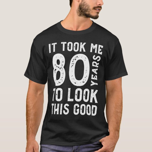 Camiseta Me Tomó 80 Años Mirar Esto Bien (Anverso)