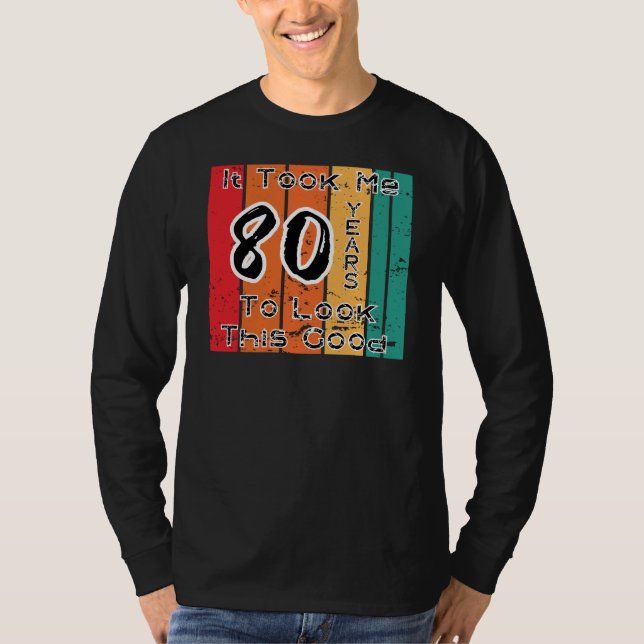 Camiseta Me Tomó 80 Años Mirar Esto Bien (Anverso)