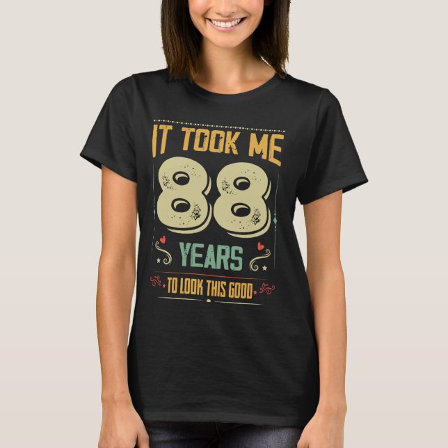 Camiseta Me Tomó 88 Años Mirar Este Buen Nacimiento 88. (Anverso)