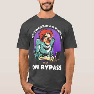 Camiseta Me Tweaking A Plug-in On BypassFunny Music Produce