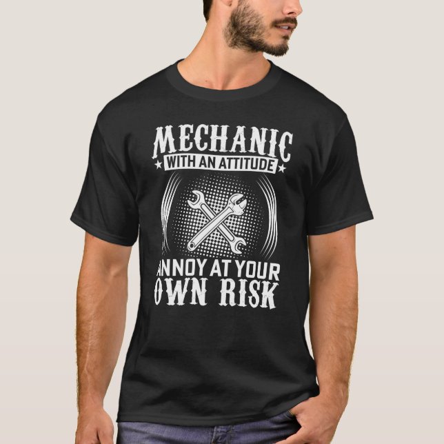 CAMISETA MECÁNICO CON UNA ACTITUD DE ANNOCIÓN A SU PROPIO R (Anverso)