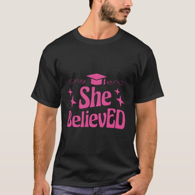 Camiseta Médica De Educación, Ella Cree Que Edd Graduation (Anverso)