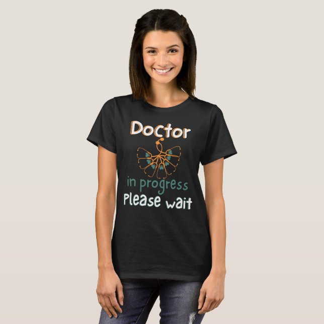 Camiseta Médica En Curso Por Favor Esperar Médica (Anverso completo)