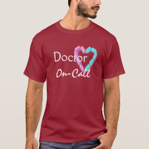 Camiseta Médica En Llamada En Maroon