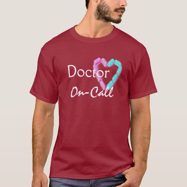 Camiseta Médica En Llamada En Maroon (Anverso)