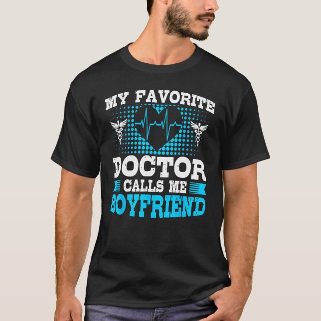 Camiseta Médica Me Llama Boyfriend Medical School Médicas G (Anverso)