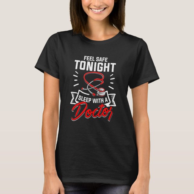 Camiseta Médica Médico Se Siente Segura Esta Noche Dormiend (Anverso)