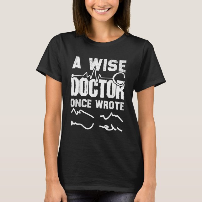 Camiseta Medical Doctor Handwriting A Wise Doctor Once Wrot (Anverso)