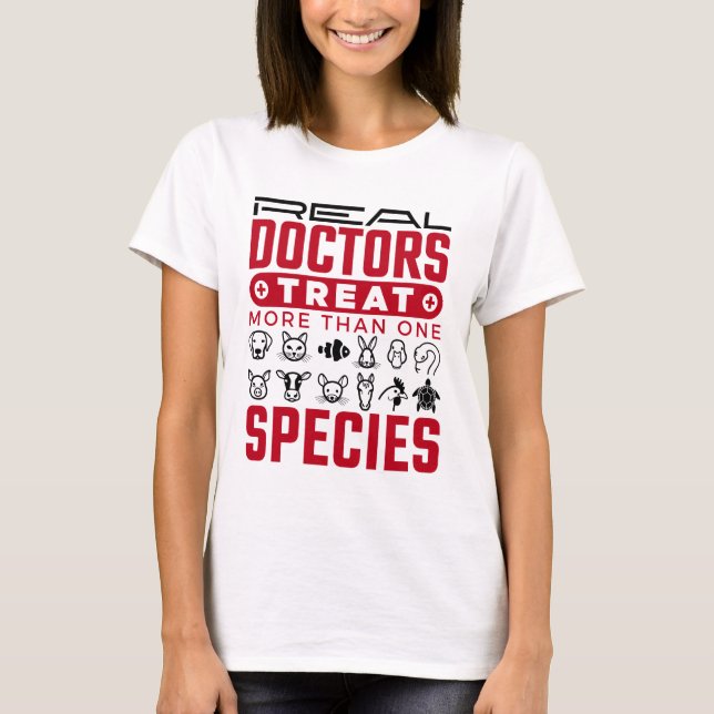 Camiseta Médicas reales tratan a más de una especie Veterin (Anverso)