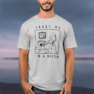 Camiseta Médico con estetoscopio revisando pies