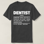 Camiseta Médico Dentista Guay Dental Team Funny Student<br><div class="desc">Divertido Dentista Dice "Dentista Alguien Que Resuelve Un Problema Que No Sabías Que Tenías De Una Manera Que No Podías Entender". Agarra este diseño de Funny Dentist como un regalo gracioso para una mamá,  papá o amigo impresionante.</div>
