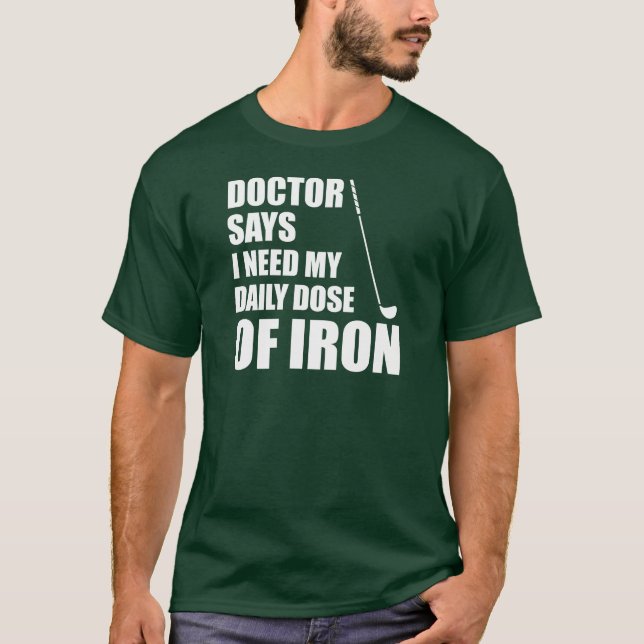 Camiseta Médico Dice Dosis Diaria De Hierro (OSCURO) (Anverso)