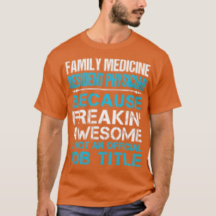 Camiseta Médico residente en medicina familiar Freaking Awe