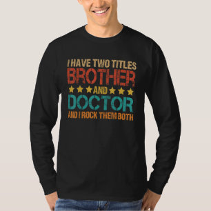 Camiseta Médico Tengo dos títulos Hermano y Médica Hermano