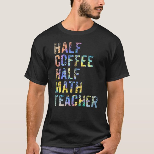 Camiseta Medio Café Medio Maestra De Matemáticas Primer Día (Anverso)
