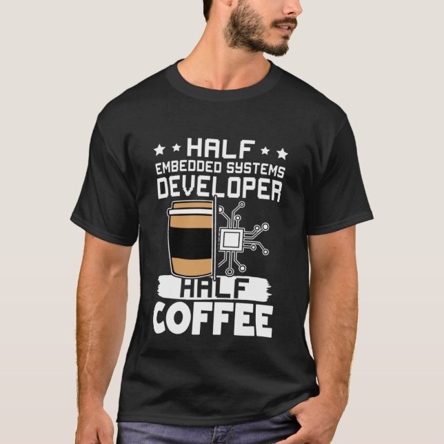 Camiseta Medio café para desarrolladores de sistemas integr (Anverso)
