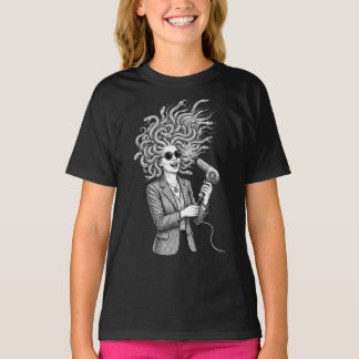 Camiseta Medusa Moderna Usando Secador de Pelo Ilustración