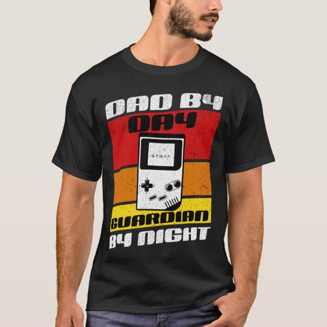 Camiseta Meet the Ultimate Gamer Dad by Day Guardian By Nig (Anverso)