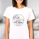 Camiseta Mejor foto de mamá de gato<br><div class="desc">La mejor foto-camiseta Personalizado personalizada de la mamá del gato. Celebra el vínculo especial entre la madre del gato y su querido gatito con esta camiseta "Mejor Mamá Gato", perfecta para cualquier amante del gato. Con una tipografía moderna y audaz sobre un fondo blanco oscuro, esta camisa combina estilo con...</div>